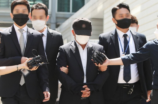 투기 의혹을 받는 한국토지주택공사(LH) 전 부사장 A씨가 지난 4일 경기도 성남시 수원지방법원 성남지원에서 열린 구속 전 피의자 심문(영장실질심사)에 출석하고 있다. <연합뉴스>